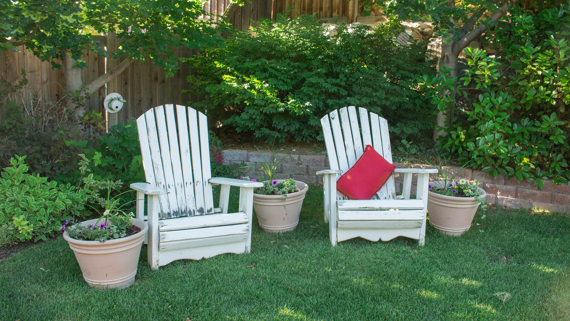 Inexpensive Updates to Your Backyard for the Spring/Summer