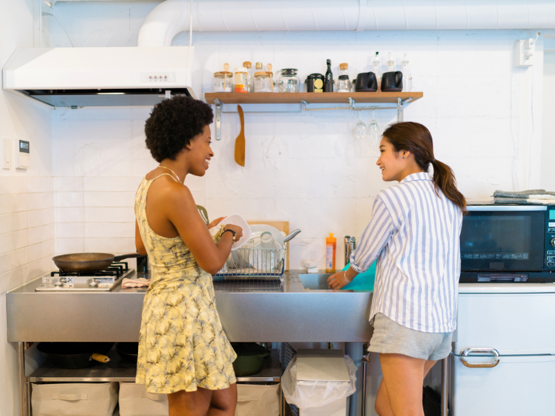 Tips for Dividing Chores With a New Roommate
