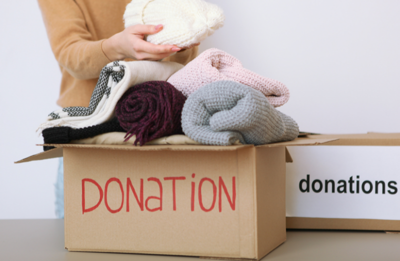 The Art of Letting Go: 10 Easy Steps to Downsize Your Possessions and Simplify Your Life